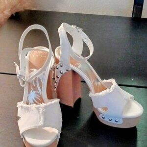 *NEW* Giani Bini White Platform Heels 10
